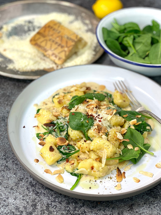Selbstgemachte Gnocchi mit Grana Padano, Knoblauch und cremigem Spinat