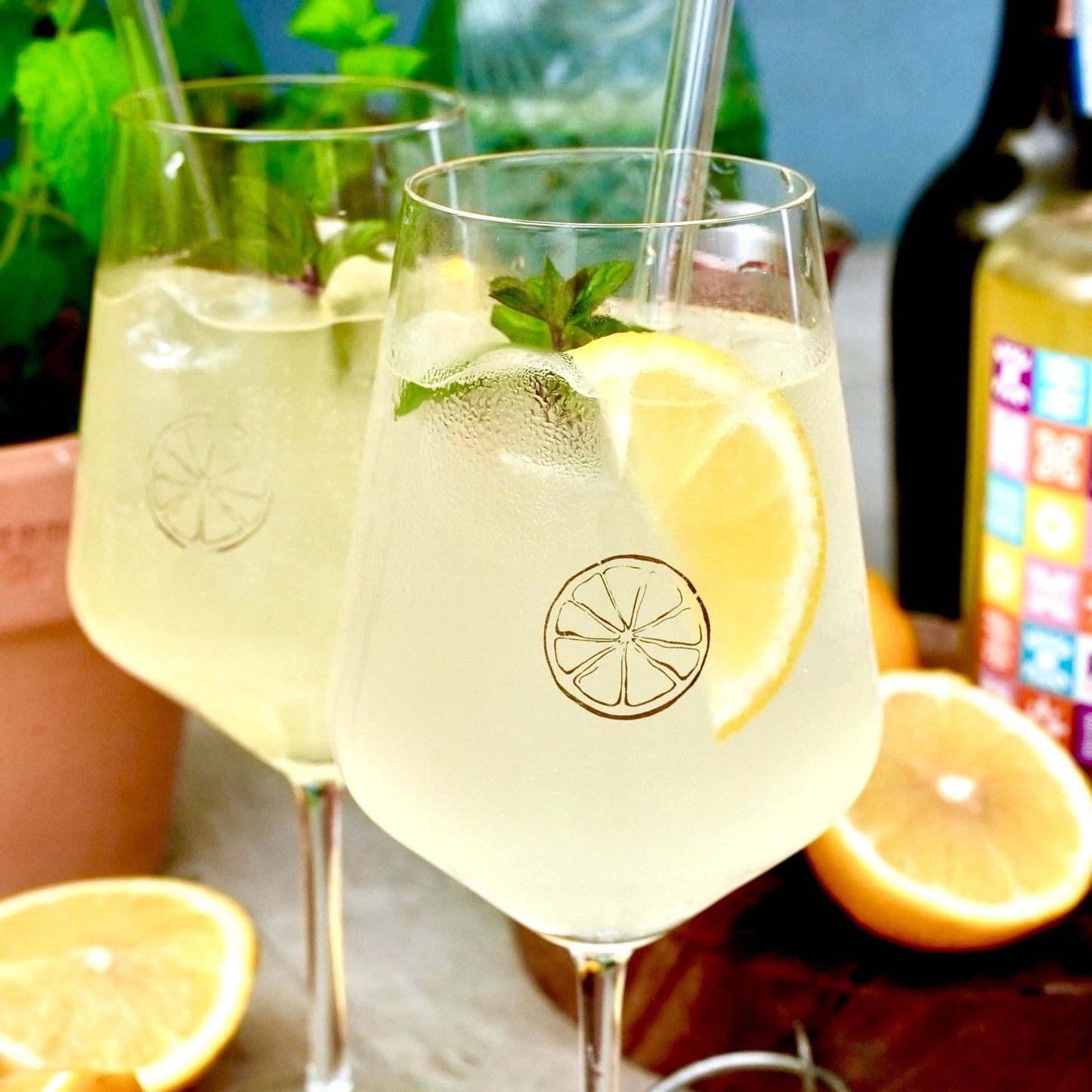 6 Weingläser mit goldener Zitrone