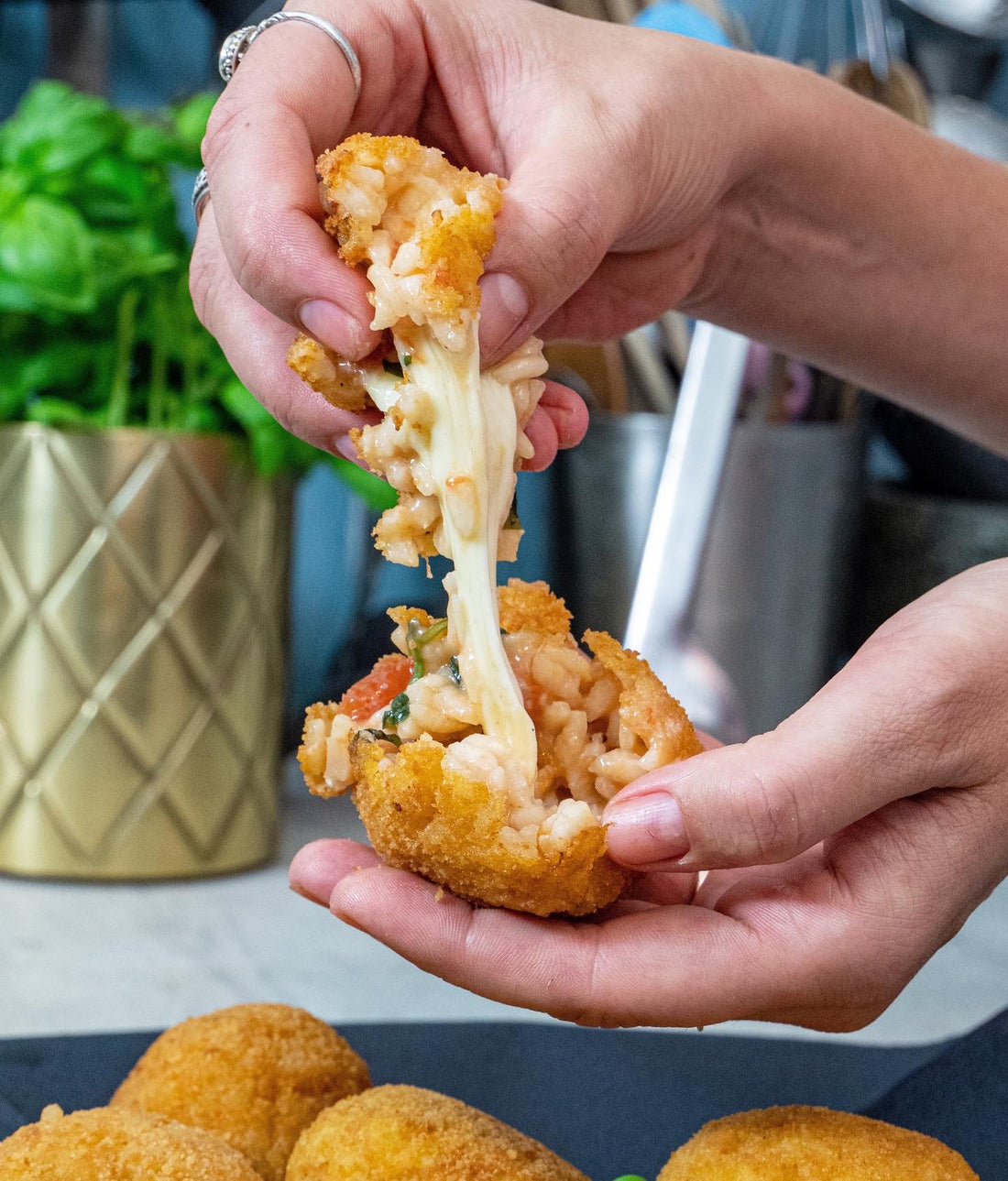 knusprige Arancini - frittierte Risotto-Bällchen mit Käse